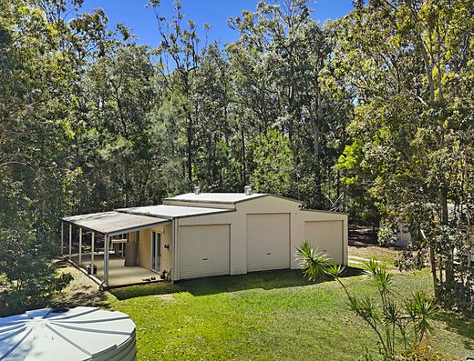 Enter Acreage Freedom with Exceptional Multi-Generational Versatility image 4