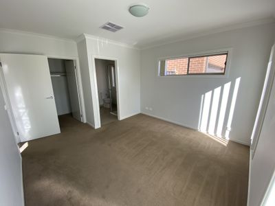 10 Kittyhawk Road, Point Cook