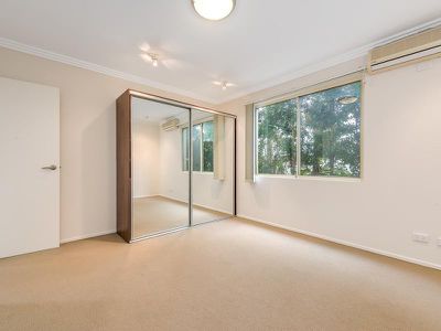 2 / 4 Locke Street, Southport