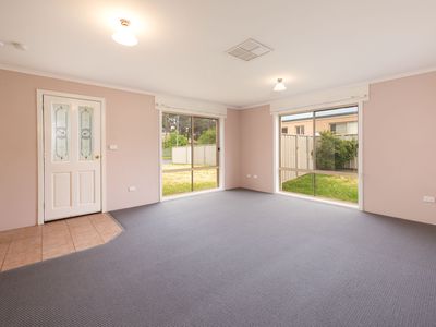 8 WATTLE WAY, West Albury