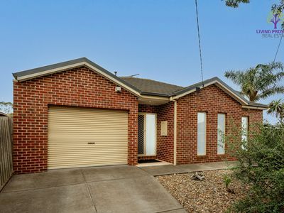 1 / 3 Buckingham Drive, Werribee