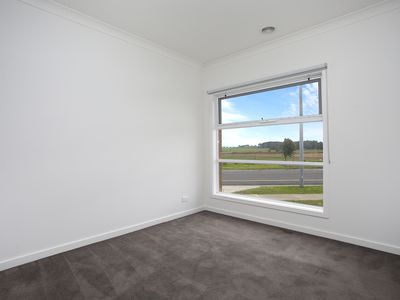 1 / 10 Tangemere Way, Cranbourne