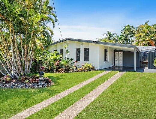 Old Tewantin Tropical Oasis      *** UNFURNISHED *** image 2