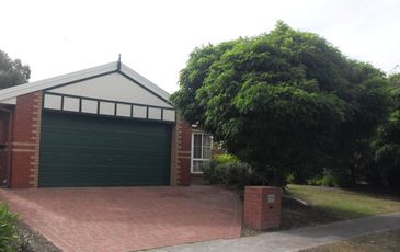 8 Grange Circuit, Beaconsfield