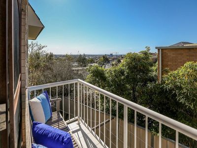 2 / 37 Nesca Parade, The Hill