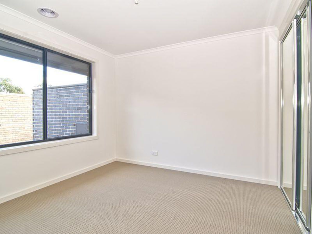 2 / 227 Outlook Drive, Dandenong North