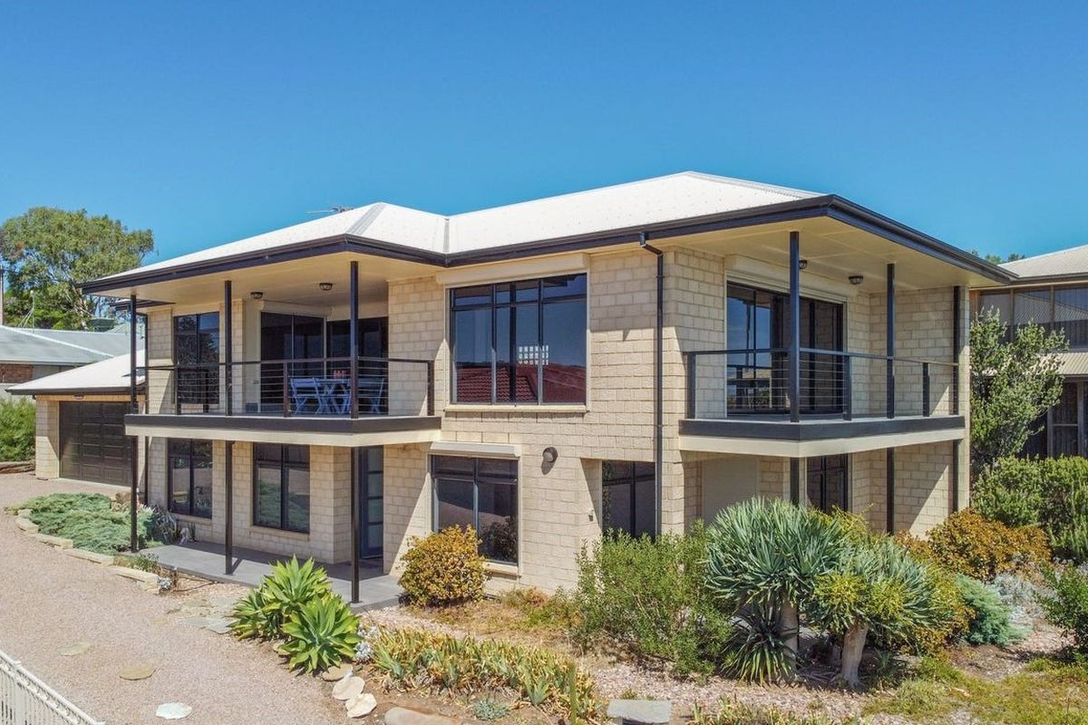 2 Clifftop Crescent, Hallett Cove