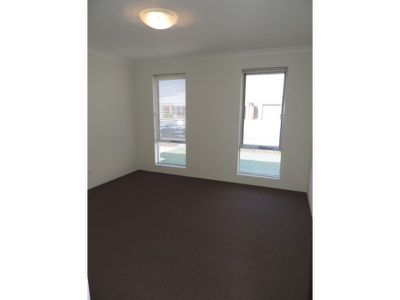 302 Peelwood Parade, Halls Head