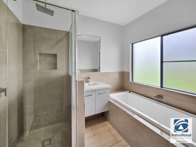 18 Moses Circuit, Atherton