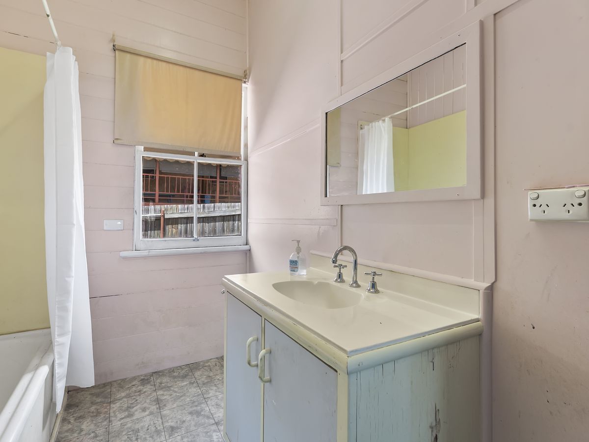 11 Macrae Street, Woodend