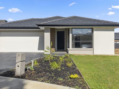 7 Pony Promenade, Seymour