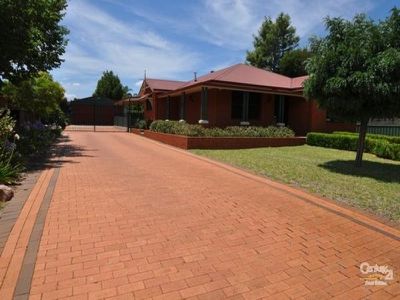 8 Lincoln Park Way, Dubbo
