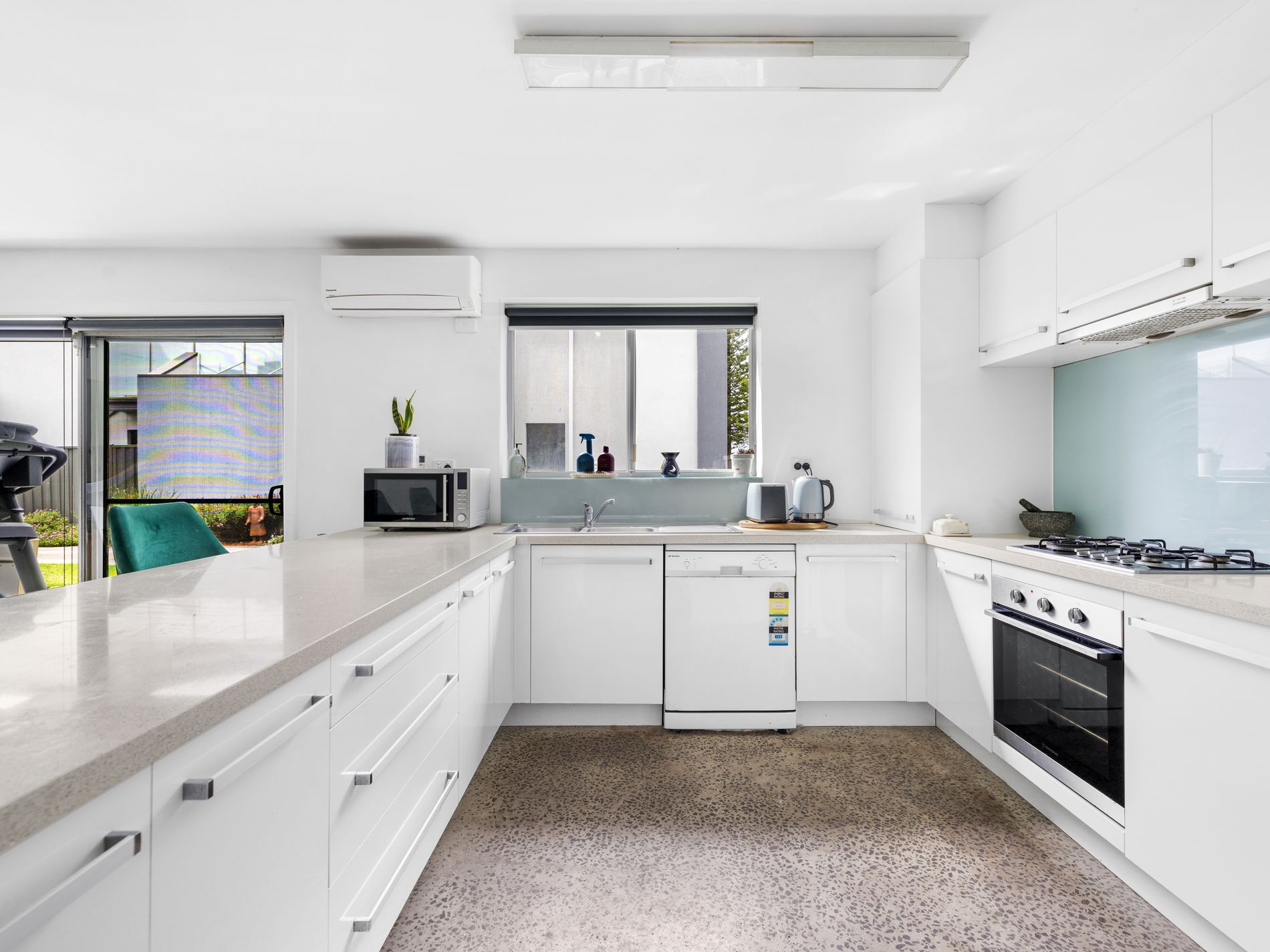 2/261 Esplanade, Altona