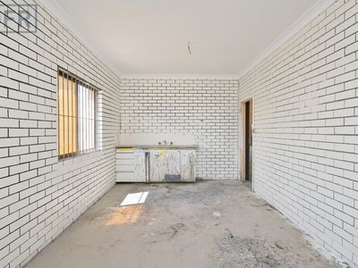 25 Dooley Street, Naval Base