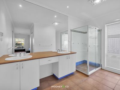16 Huntingdale Close, Cranbourne