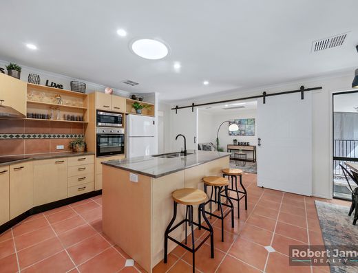 UNIQUE DUAL LIVING AT ITS BEST image 11