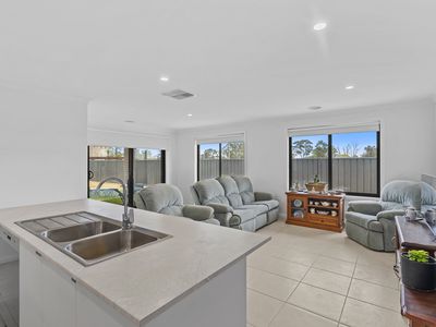 47 Lewis Crescent, Finley