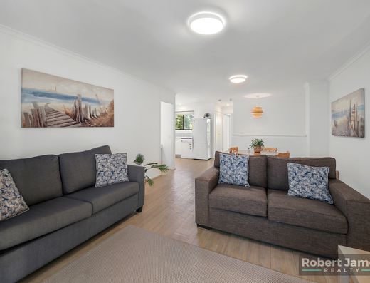  DUAL KEY APARTMENT - PREMIUM POSITION - WATER ASPECT OF LAKE DOONELLA   image 10