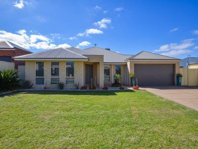 4 Buchanan Court, Somerville