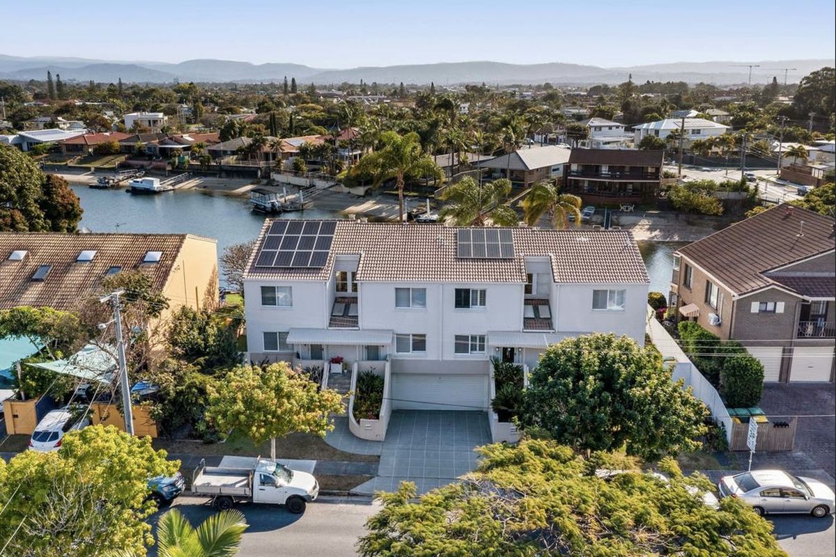 2 / 4 Orvieto Avenue, Mermaid Waters