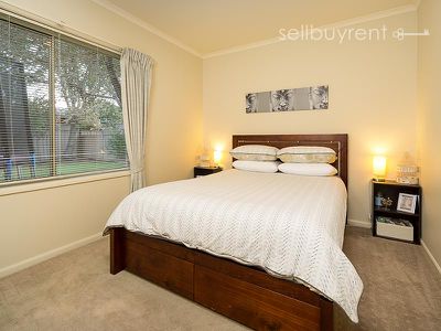 1 AVONDALE DRIVE, Wodonga