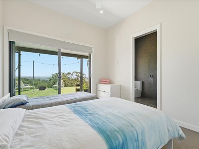 12 Scenic View, Razorback