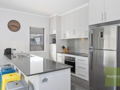 6 Huntsmans Crescent, Shaw