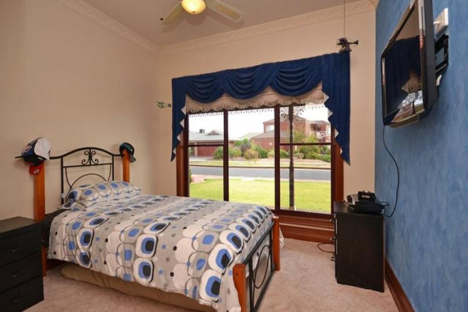 135 Barnes Boulevard, Horsham