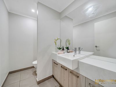 24 Dutch Avenue, Manor Lakes