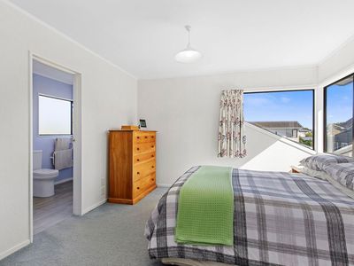 28 De Menech Grove, Avalon