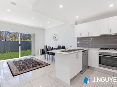 4 / 10 Strouthion Court, Green Valley