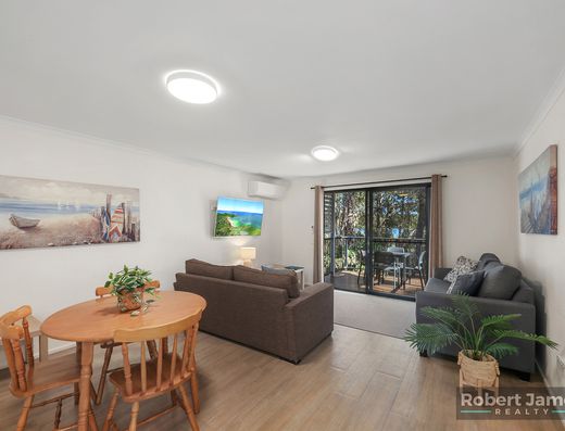  DUAL KEY APARTMENT - PREMIUM POSITION - WATER ASPECT OF LAKE DOONELLA   image 3