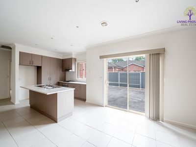 1 / 3 Buckingham Drive, Werribee