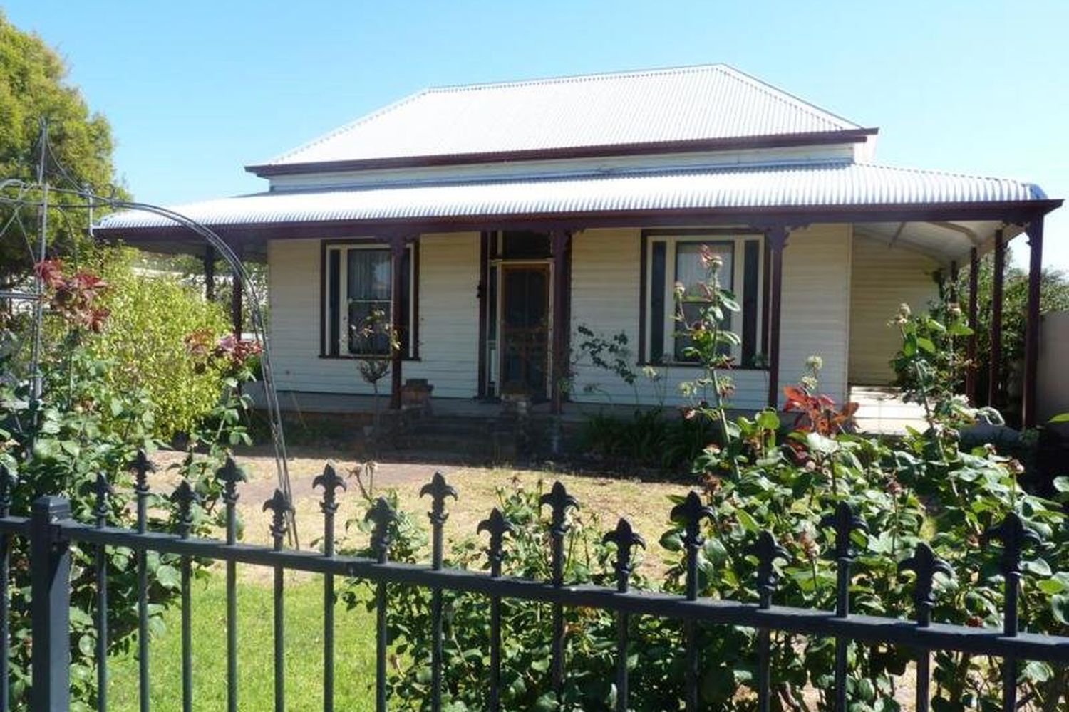 7 Williams Road, Horsham