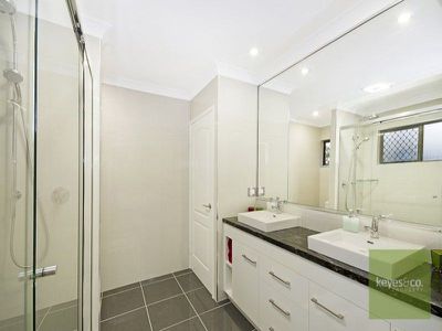 2 Rhyl Court, Mount Low