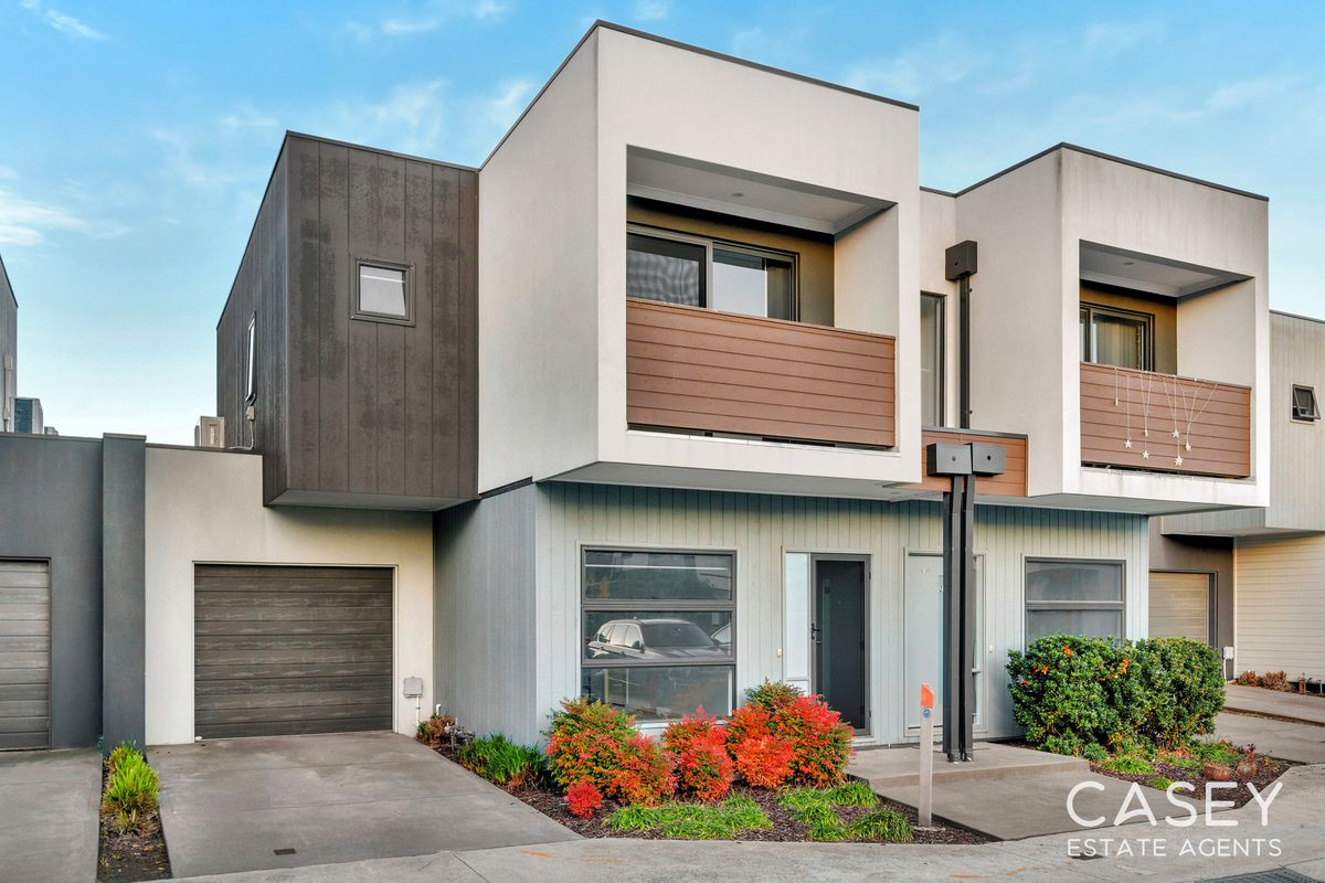 Contemporary Townhouse Living In Ultra-convenient Locale