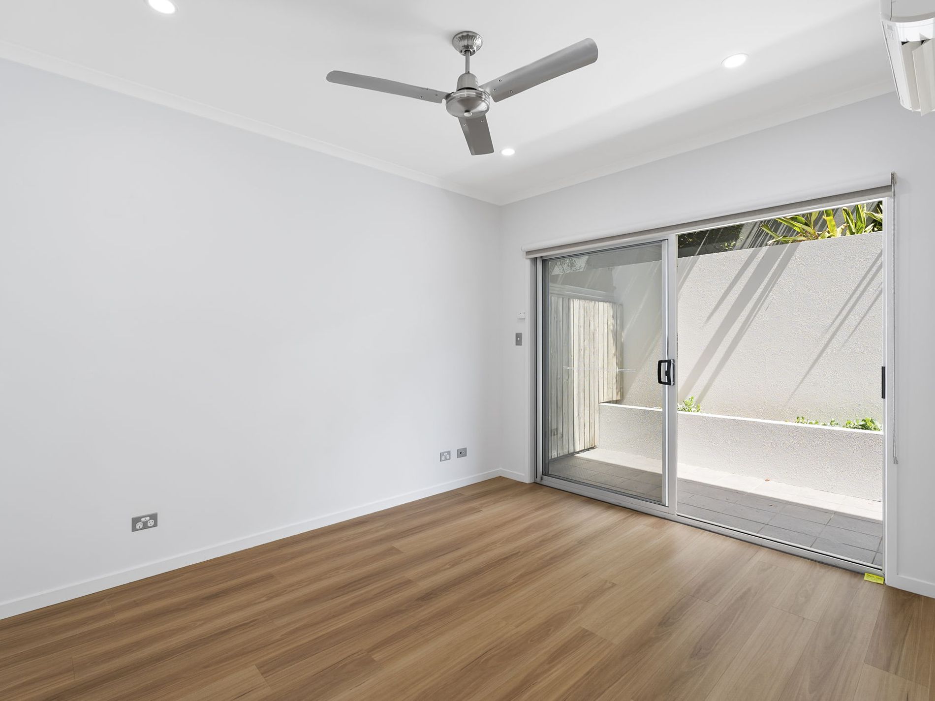 2 / 12 Kings Road, Taringa