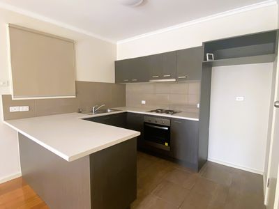 8 / 3 Doolan Street, Werribee