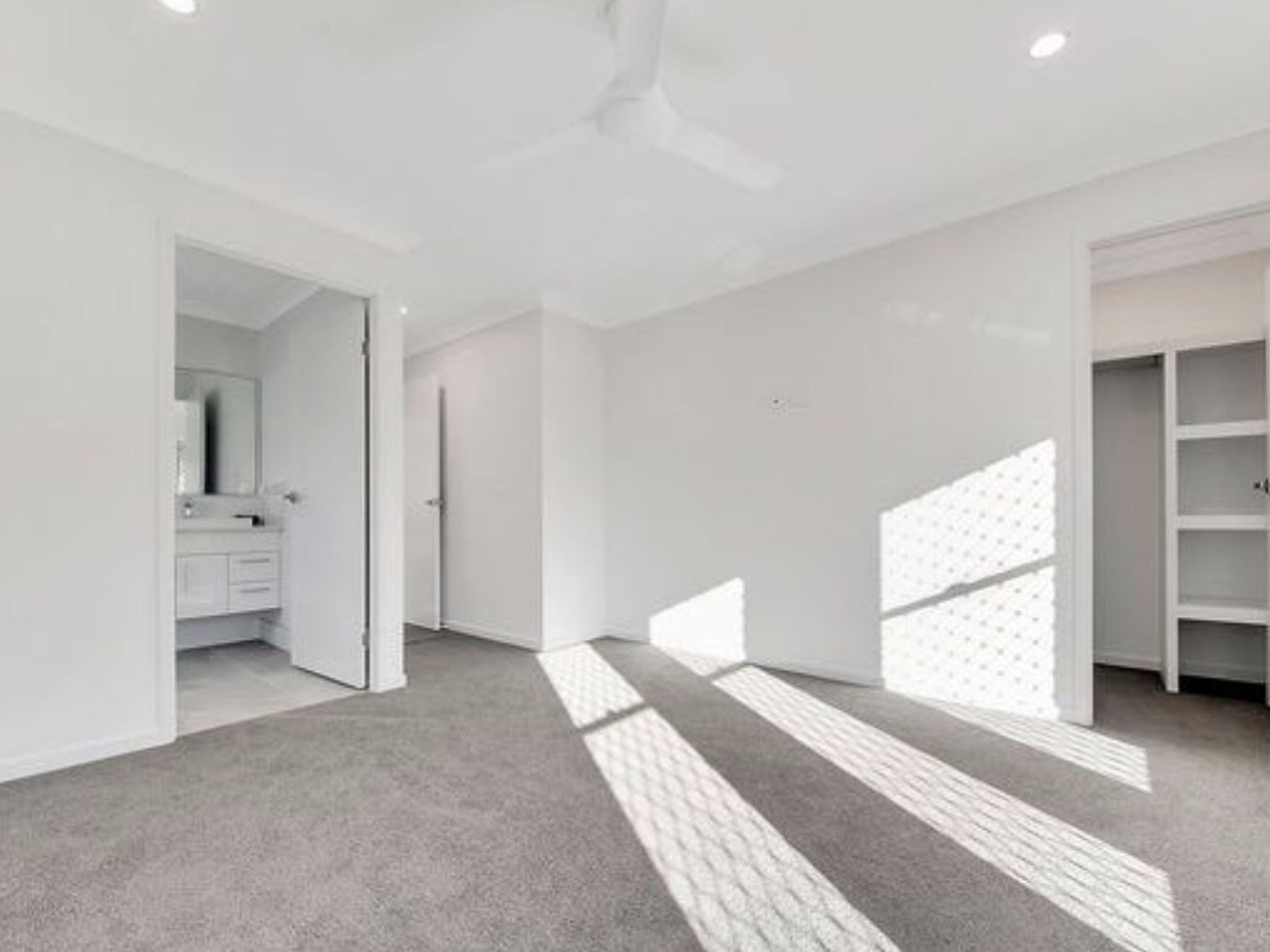 39 LAKESIDE DRIVE, Taroomball