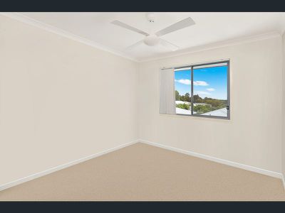15 / 2 Photinia Crescent, Mountain Creek