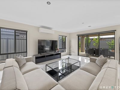 10 Caro Way, Fraser Rise
