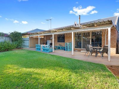 10B Riverina Way, Hannans