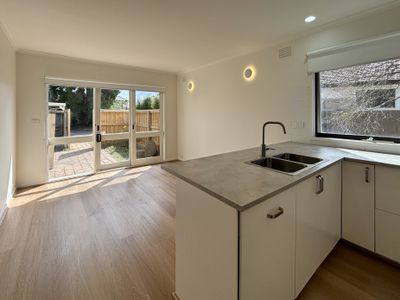 1 / 10 Templewood Crescent, Avondale Heights