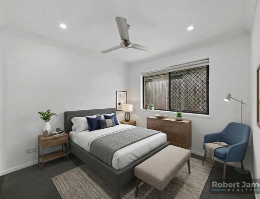 Spacious Family Home in the Heart of Peregian Springs - 5 Bedrooms + Media Room image 10