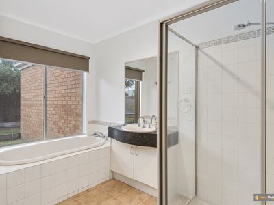 8 Colwyn Drive, Narre Warren South