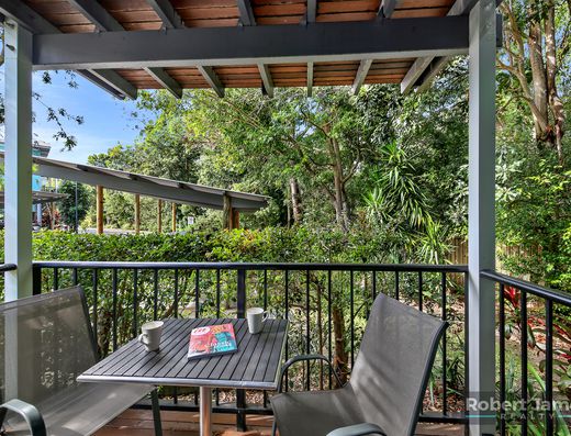 DUAL KEY TOWNHOUSE WITH MULTI USE OPTIONS! image 5