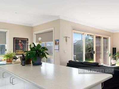 2 / 10 Redgum Drive, Mansfield