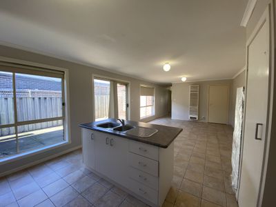2 / 24 Coolabah Crescent, Hoppers Crossing