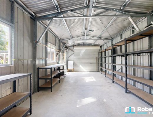 Renovated Queenslander - A Minute Walk to the Lake image 22