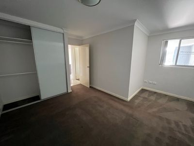 5 / 2 Dressler Court, Holroyd
